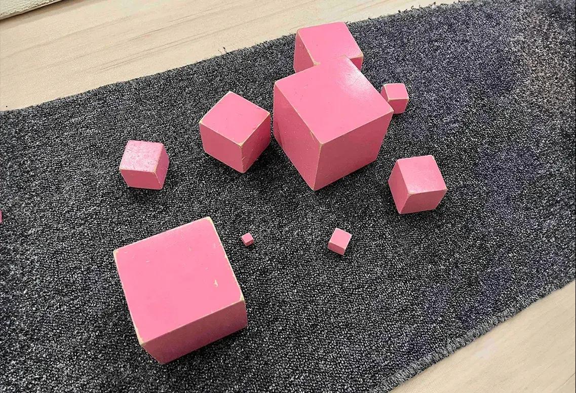 розови кубчета с различна големи