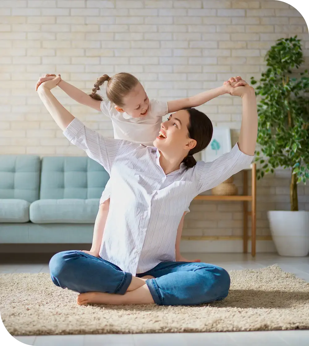 Майка и дете играят