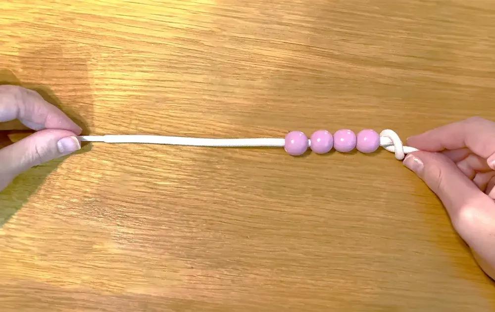 4 мъниста нанизани на връзка