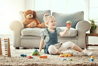 Дете си играе с монтесори играчки