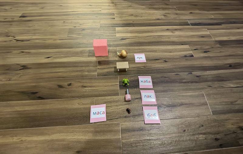 Розова кутия, карти с надписи и подредени предмети