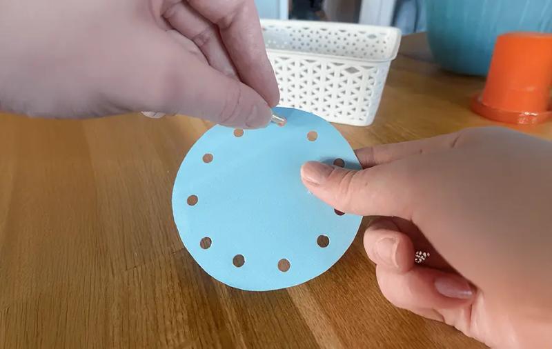 синя кръгла карта за нанизване с връвчица