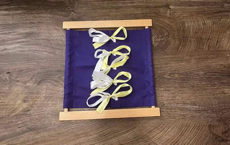 рамка за завързване с лилав плат и панделки