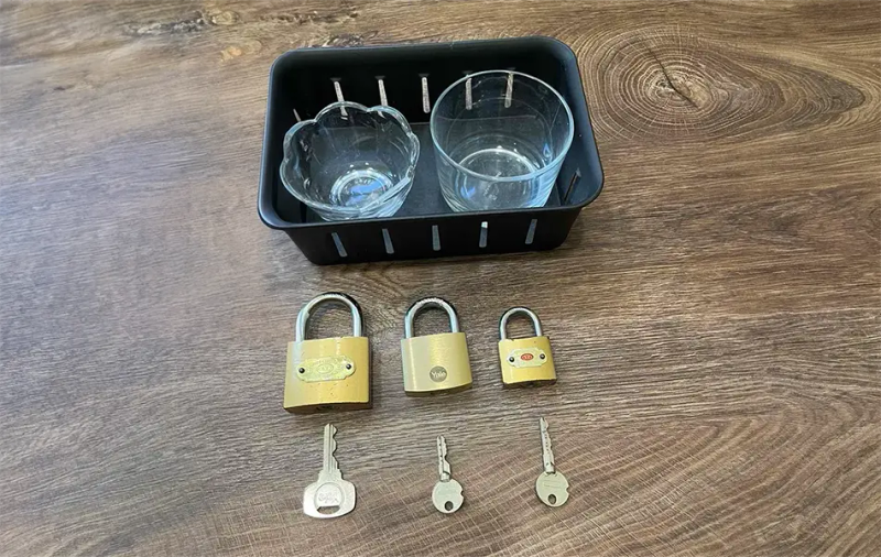 заключени катинари и ключета