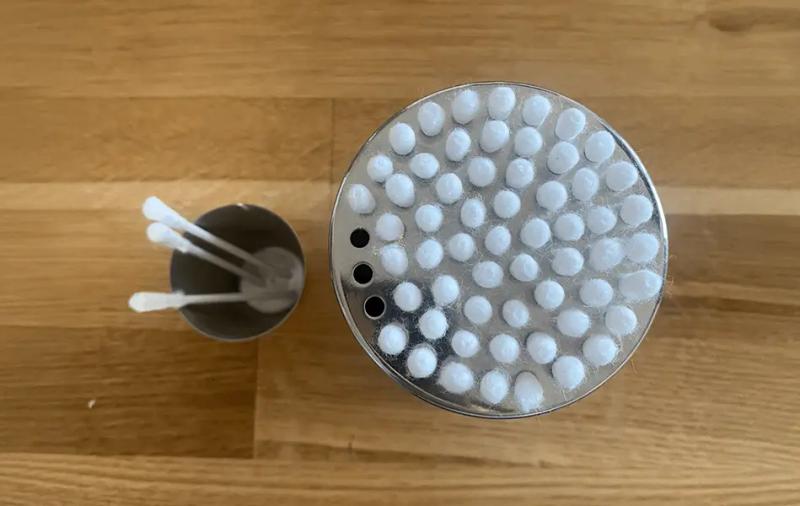 клечки за уши нанизани в шейкър за брашно