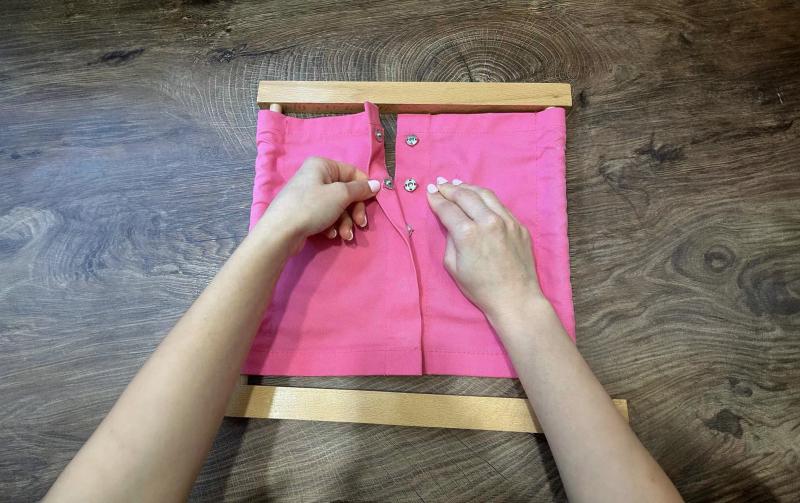 Жена разкопчава тик так копчета