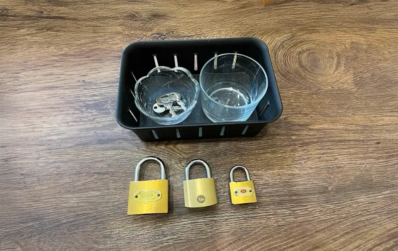 три броя заключени катинари