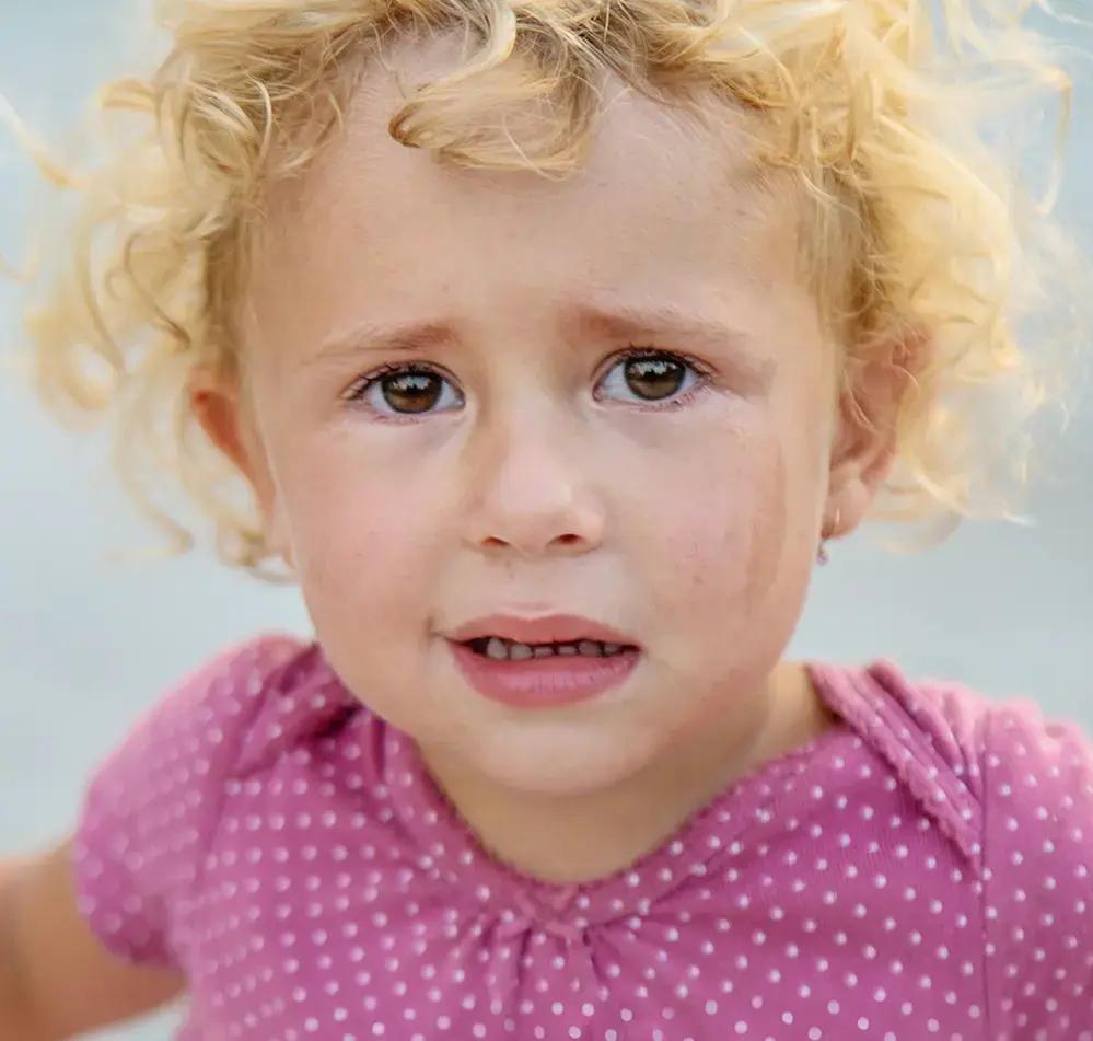 малко дете с руса коса и тъжно изражение