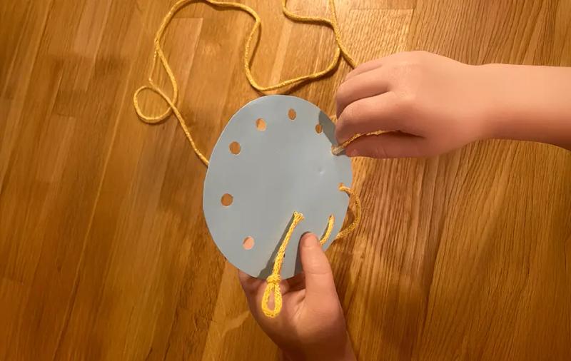 синя кръгла карта за нанизване с връвчица