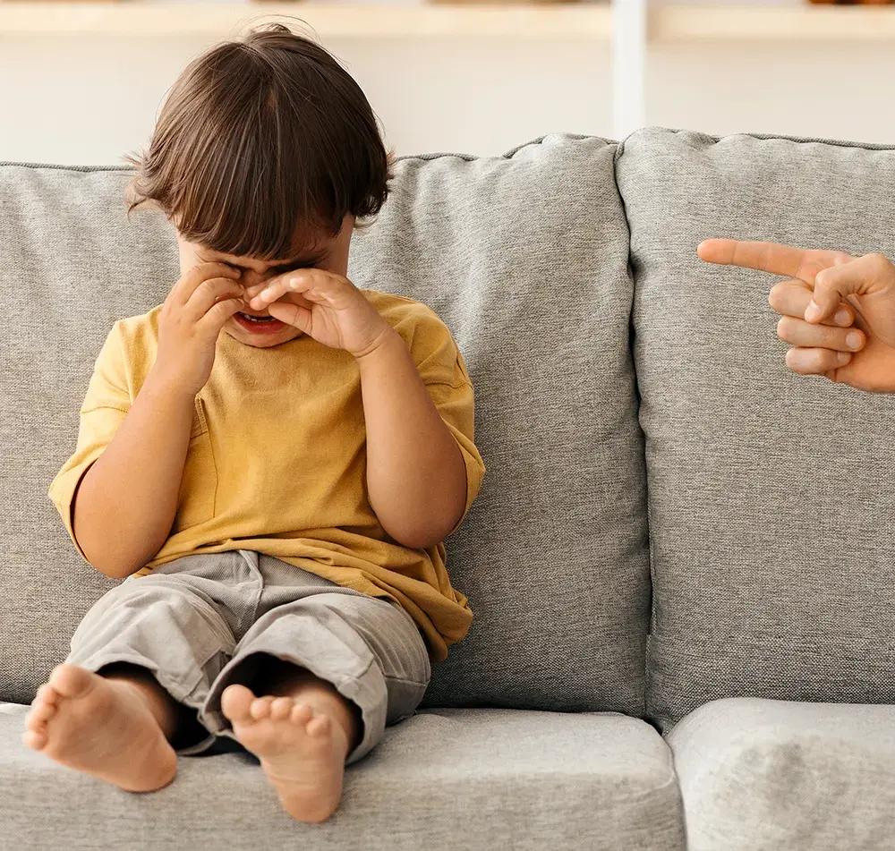 дете плаче седнало на диван