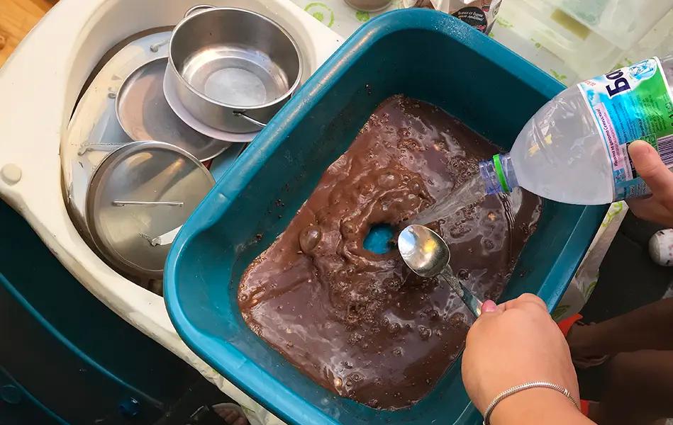 приготвяне на кална смес от брашно, вода и какао