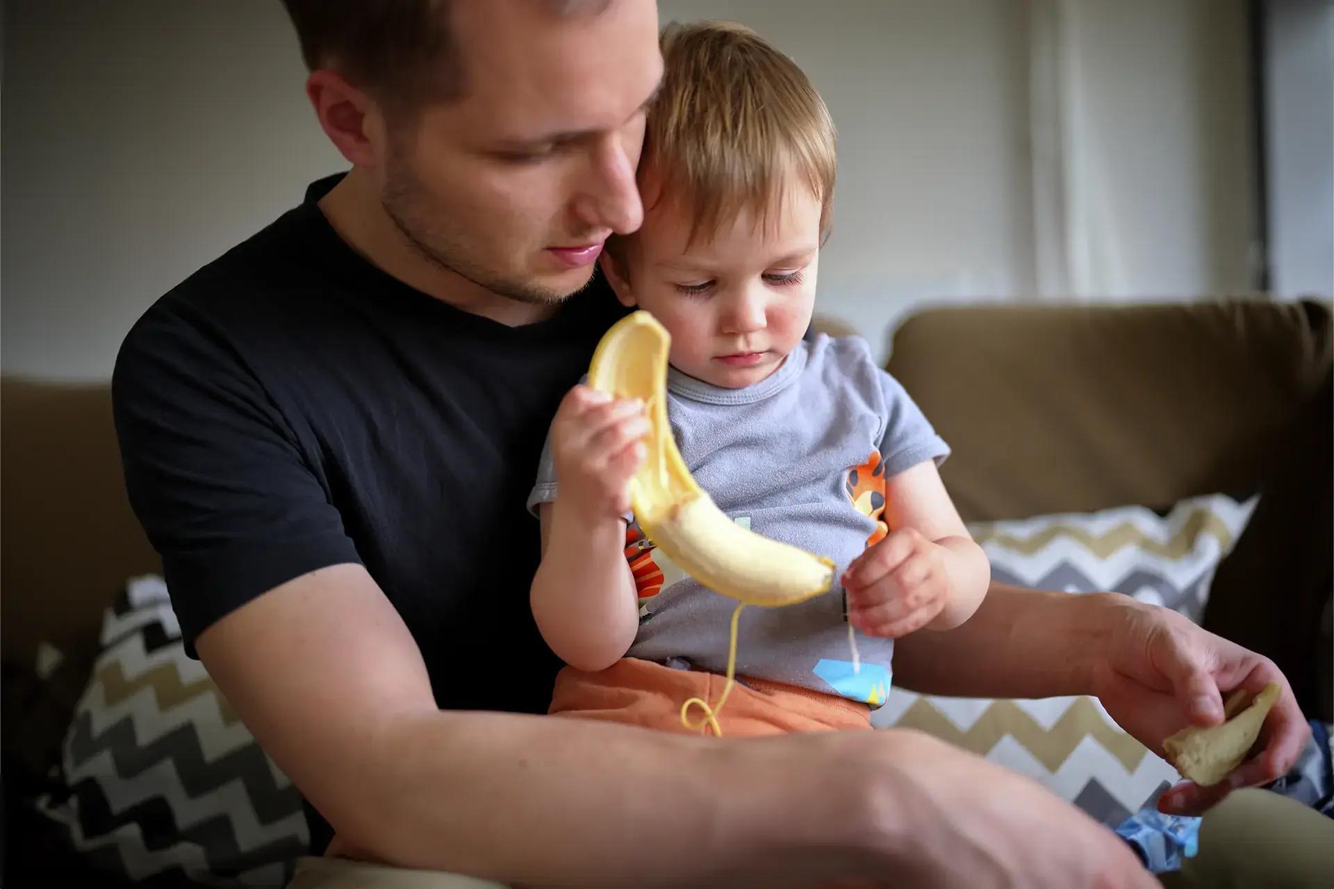 баща и дете белят банан