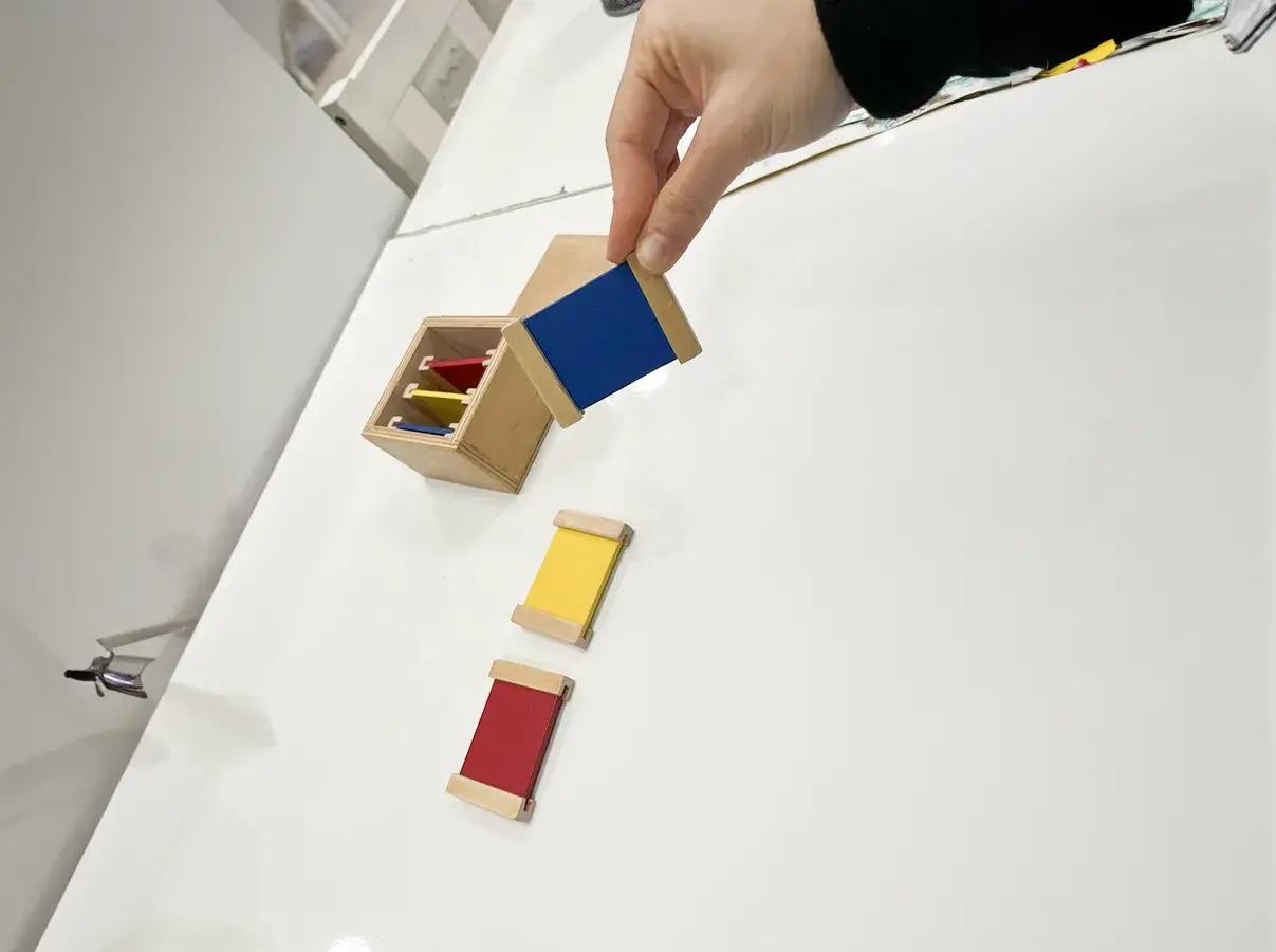 Стъпка 1 - подреждане на елементи от кутия по цветове - червен, жълт и син