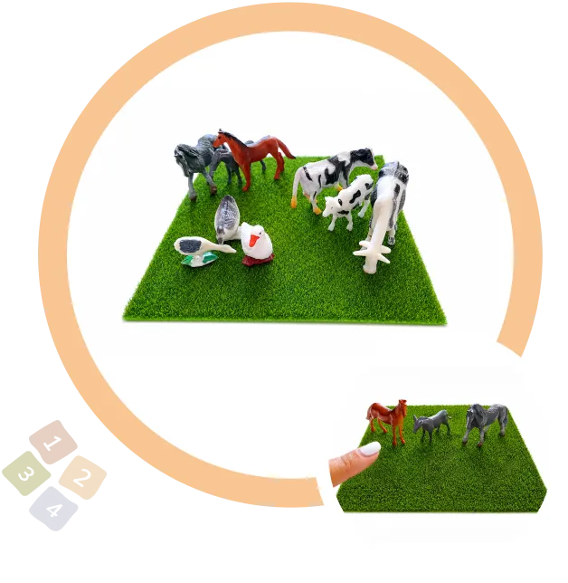 Миниатюрни играчки на животни върху зелена изкуствена трева