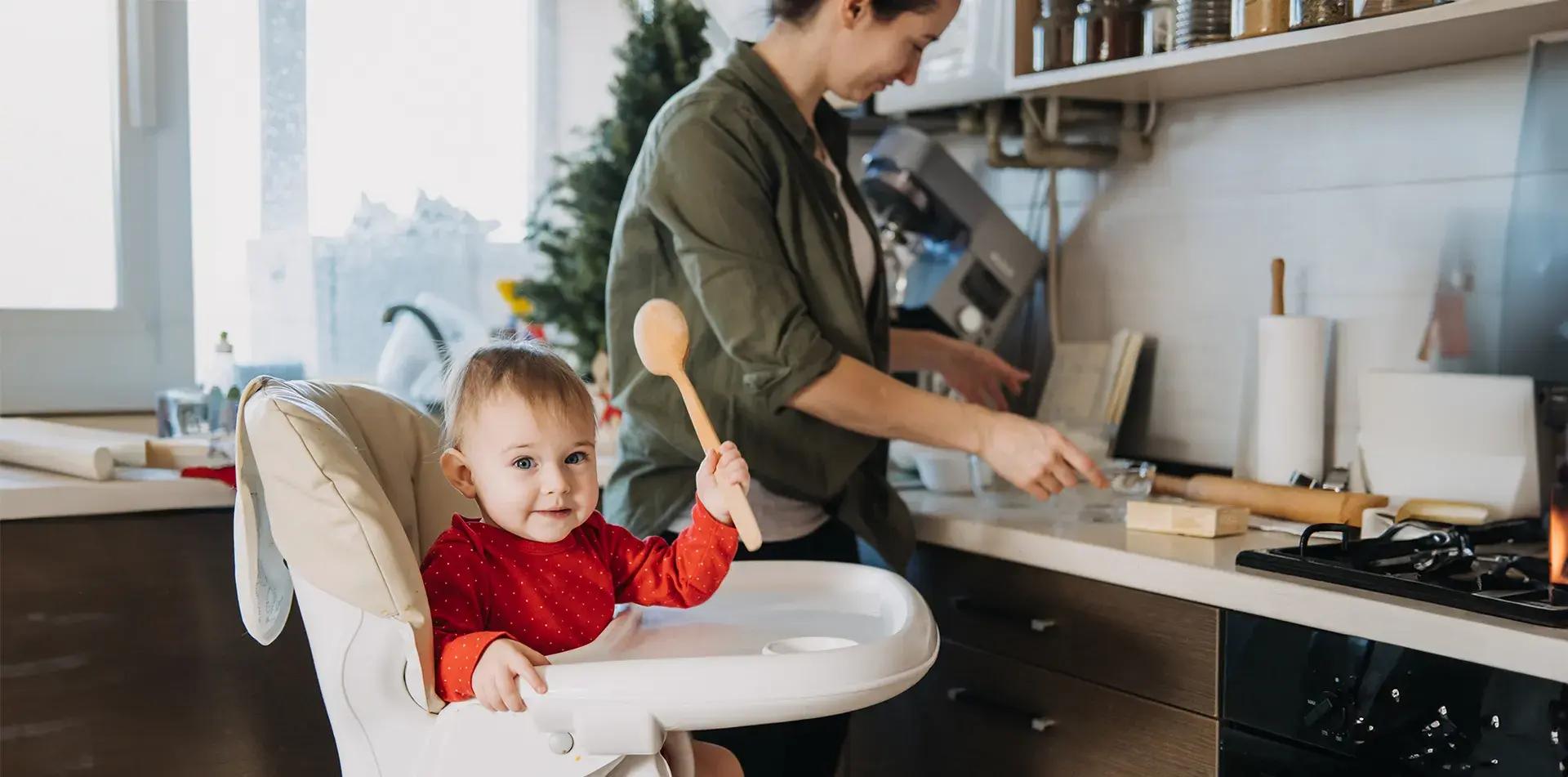 майка и дете се забавляват в кухнята