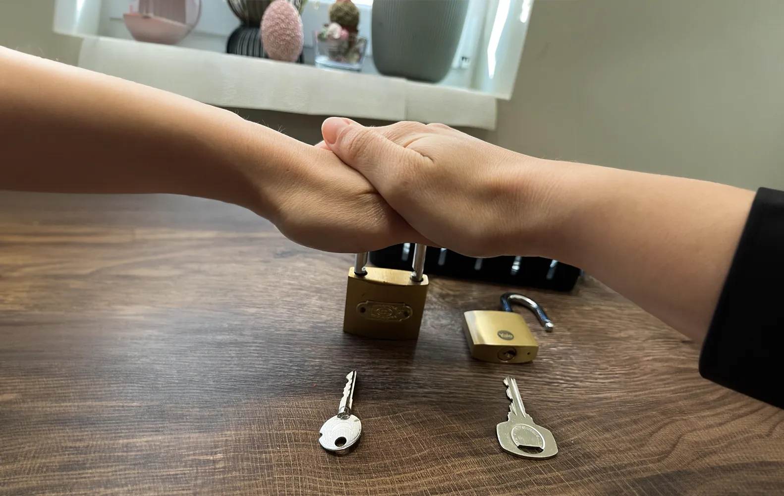 заключване на катинар с две ръце