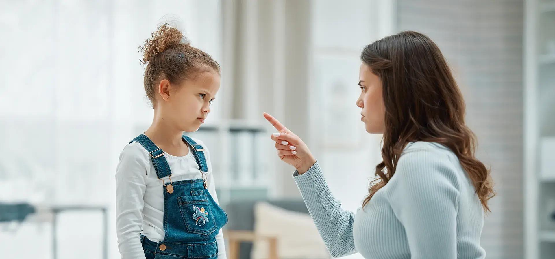 майка комуникира с момиче