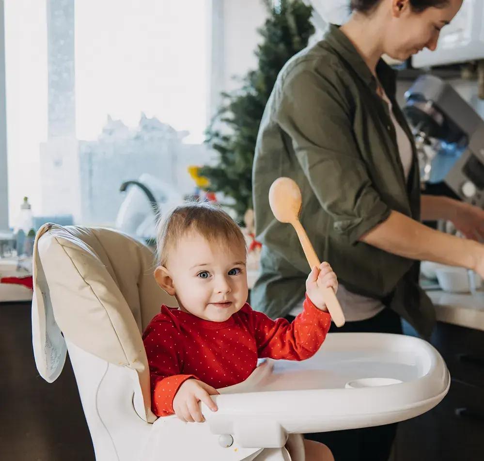 майка и дете се забавляват в кухнята