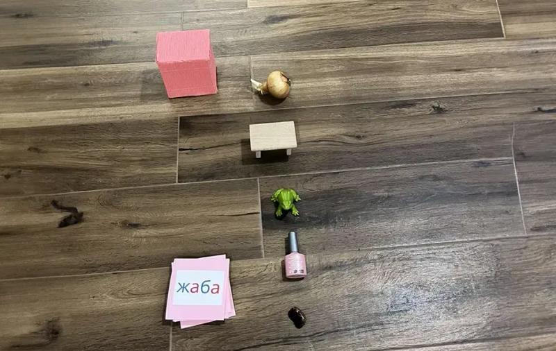 Розова кутия, карти с надписи и подредени предмети