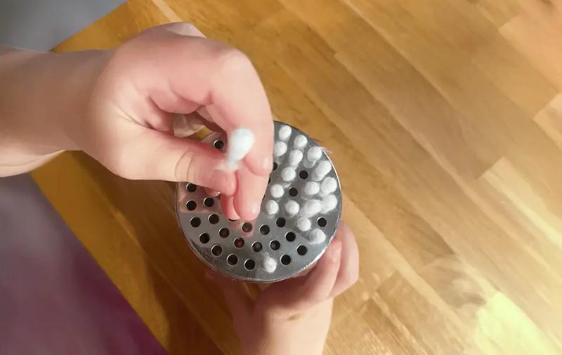 шейкър за брашно с нанизани клечки за уши