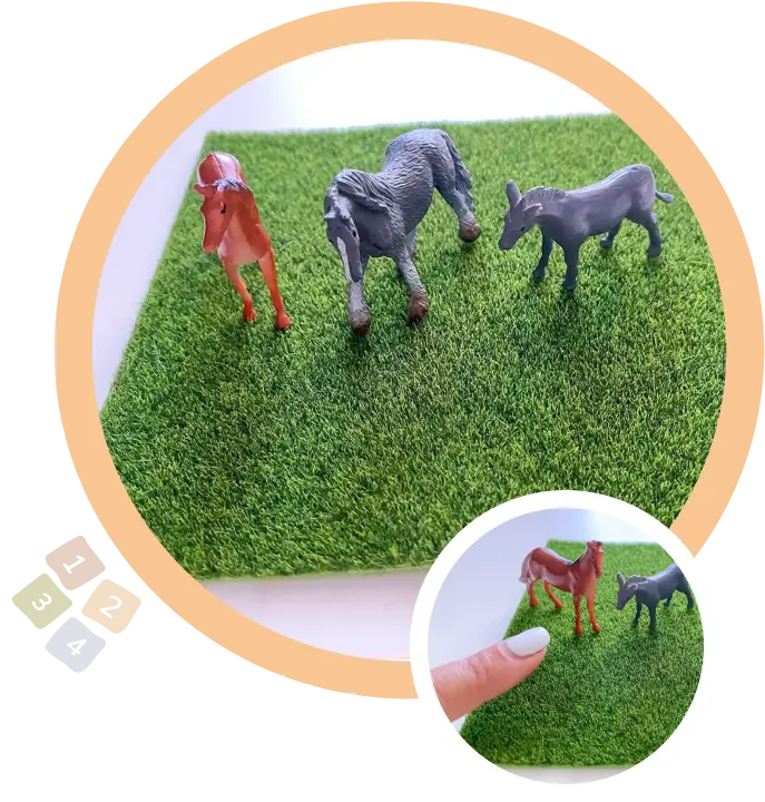 Миниатюрни играчки на животни върху зелена изкуствена трева