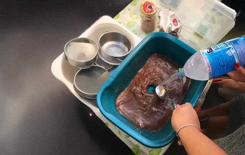 смесване на брашно, какао и вода