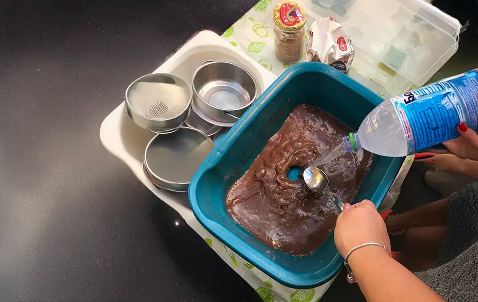смесване на брашно, какао и вода