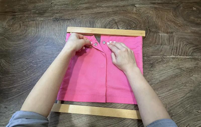 жена откопчава тик так копче