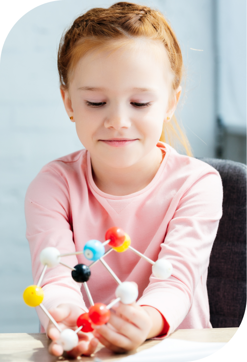 Монтесори възпитание - дете играе с математически играчки