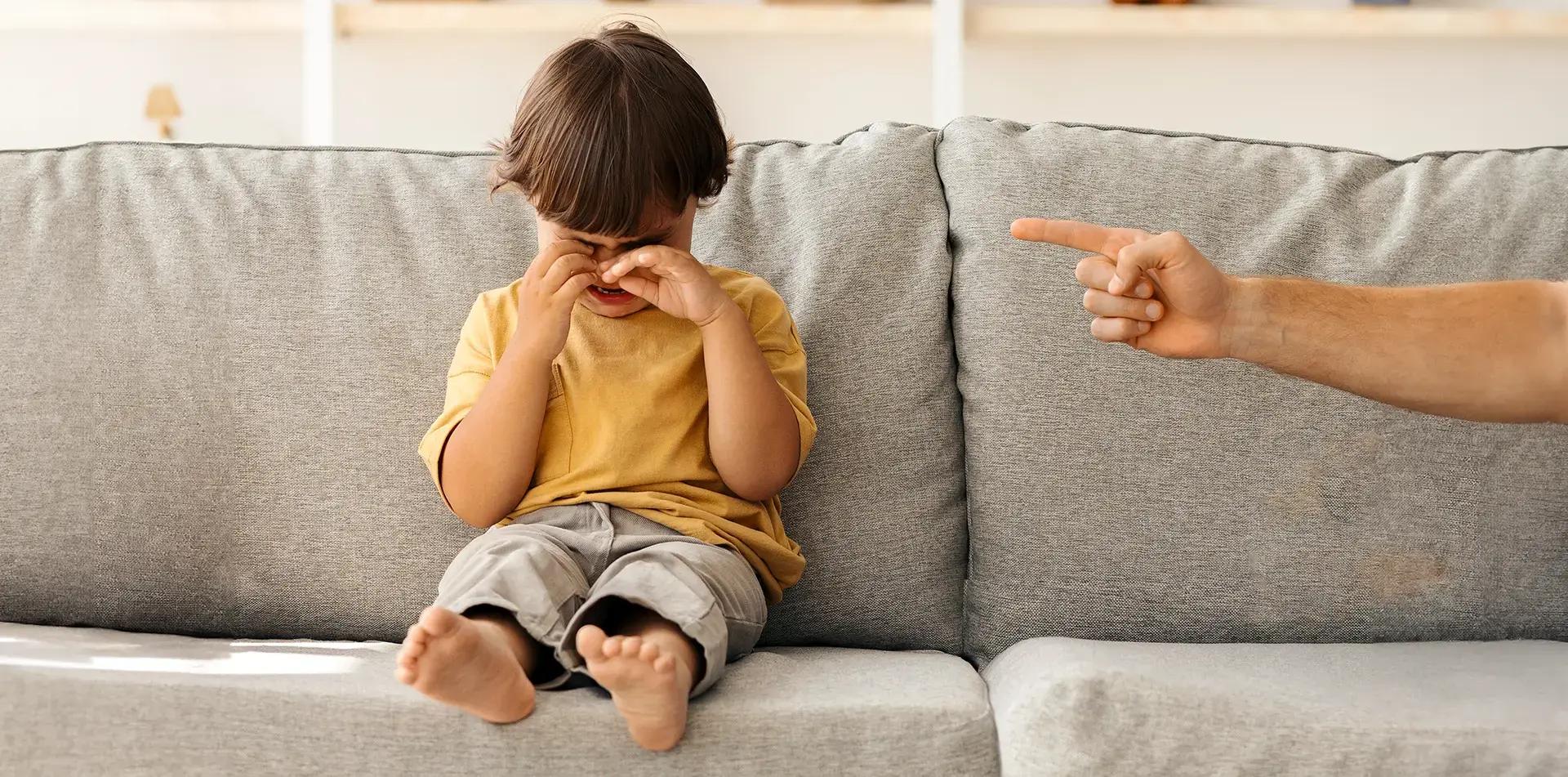 дете плаче седнало на диван