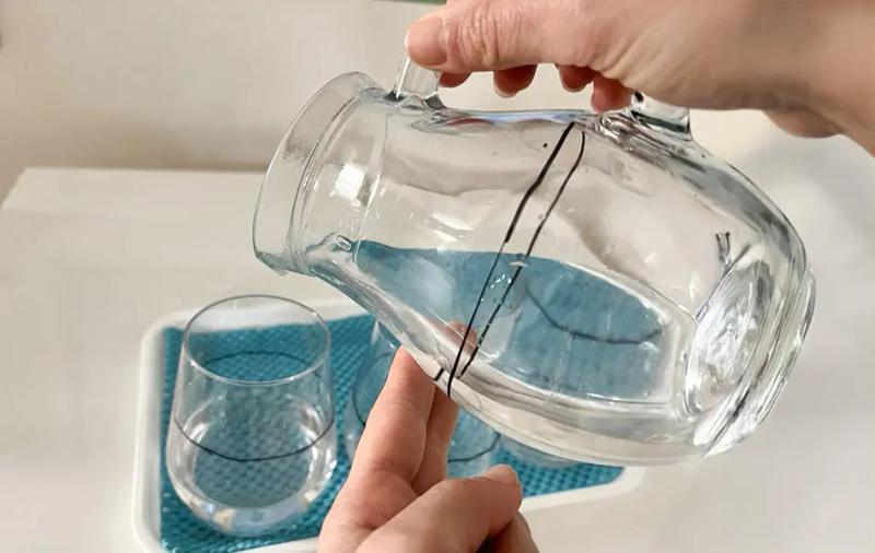 преливане на вода от кана в чаша