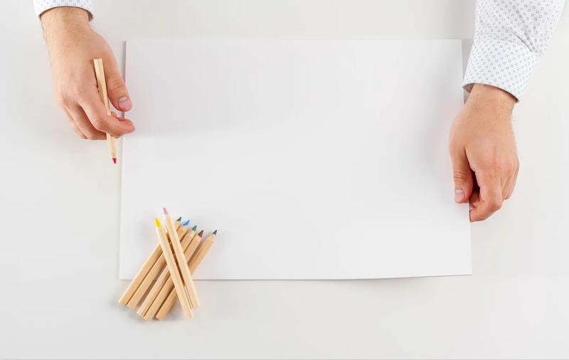 лист хартия и цветни моливи