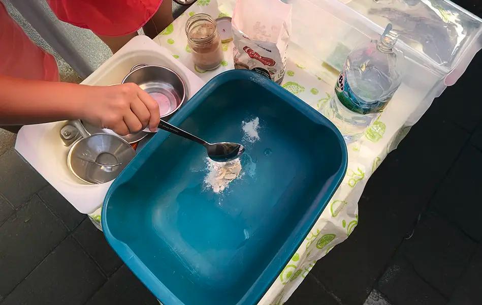 смесване на брашно, какао и вода
