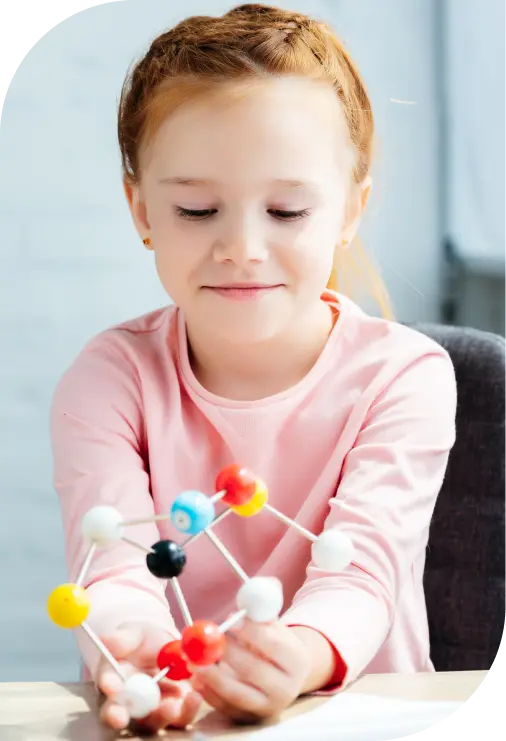 Монтесори възпитание - дете играе с математически играчки