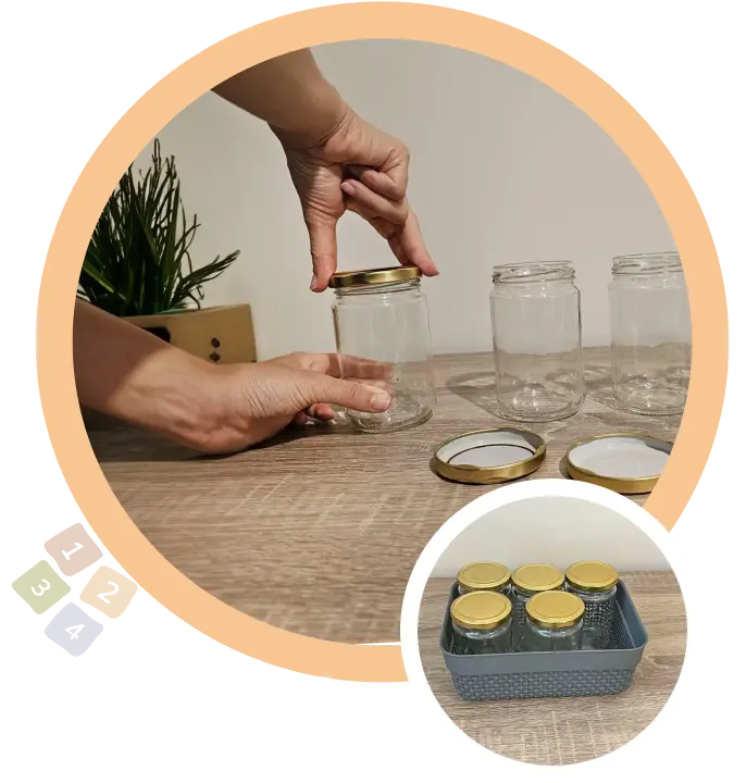 Три бурканчета със златни капачки, ръка завива капачка на едно от тях