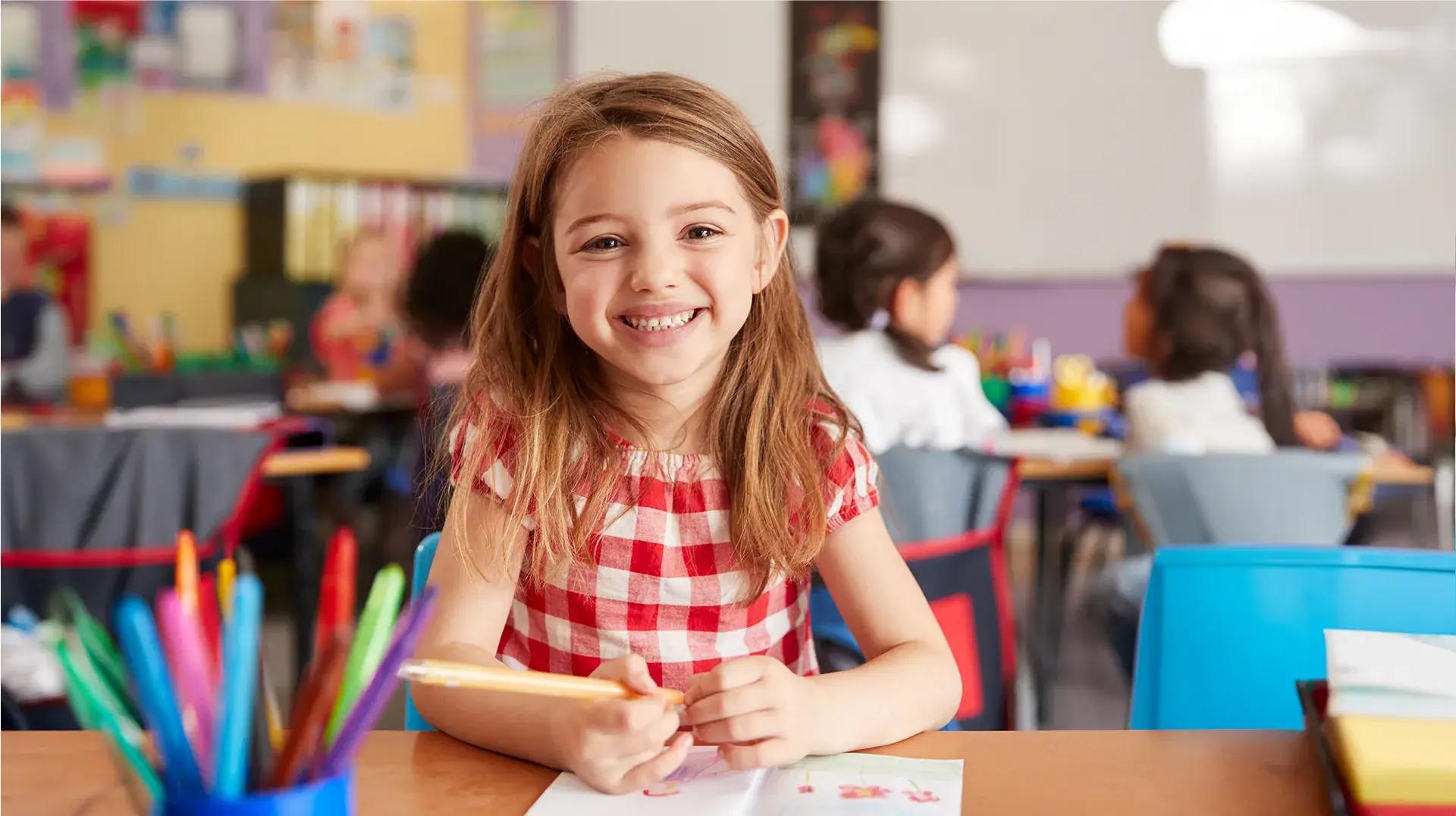 Усмихнато момиче в Монтесори класна стая