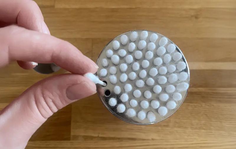 изваждане на клечка за уши от шейкър за брашно