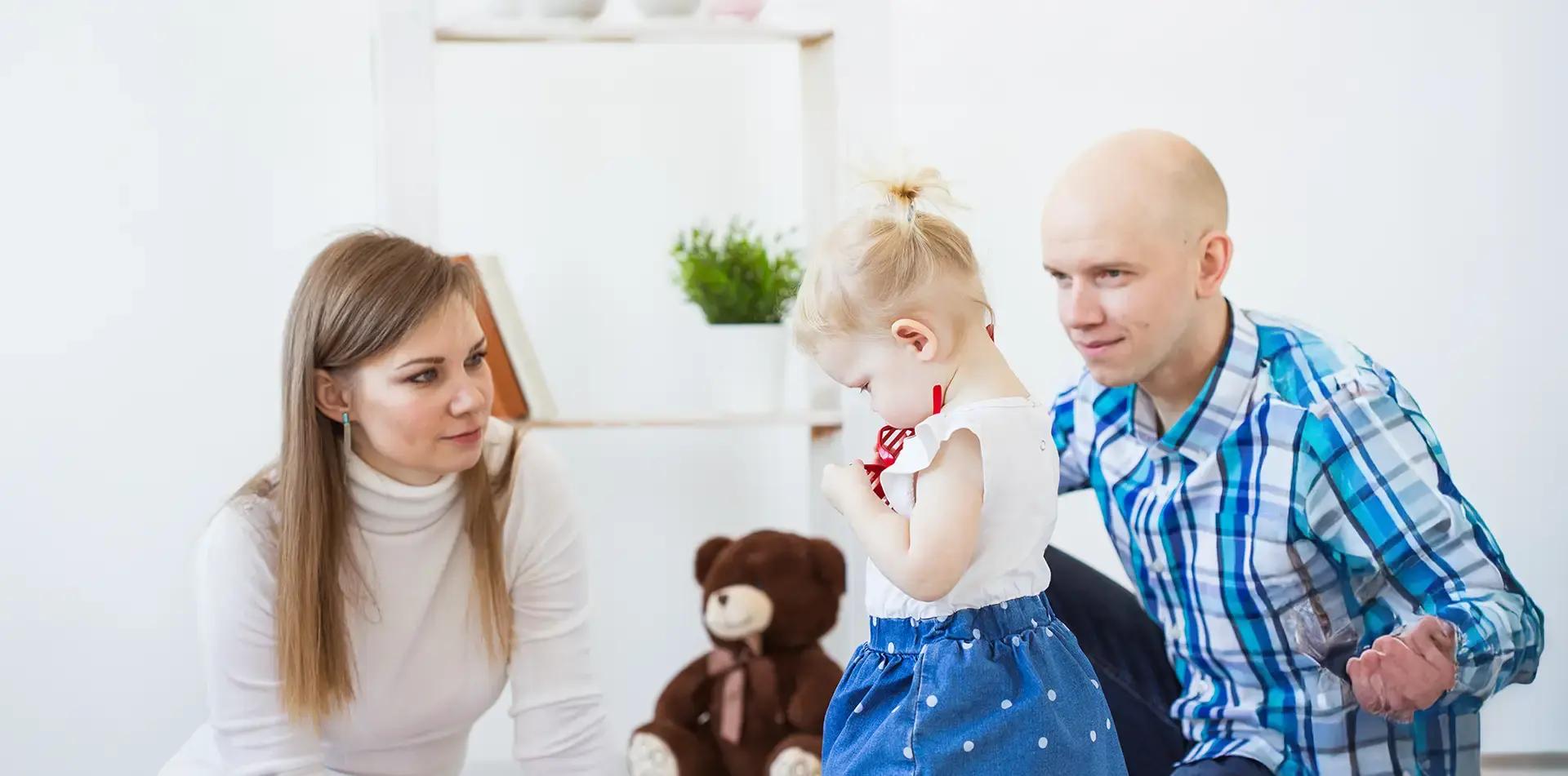 майка и баща разговарят със дете