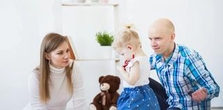 майка и баща разговарят със дете