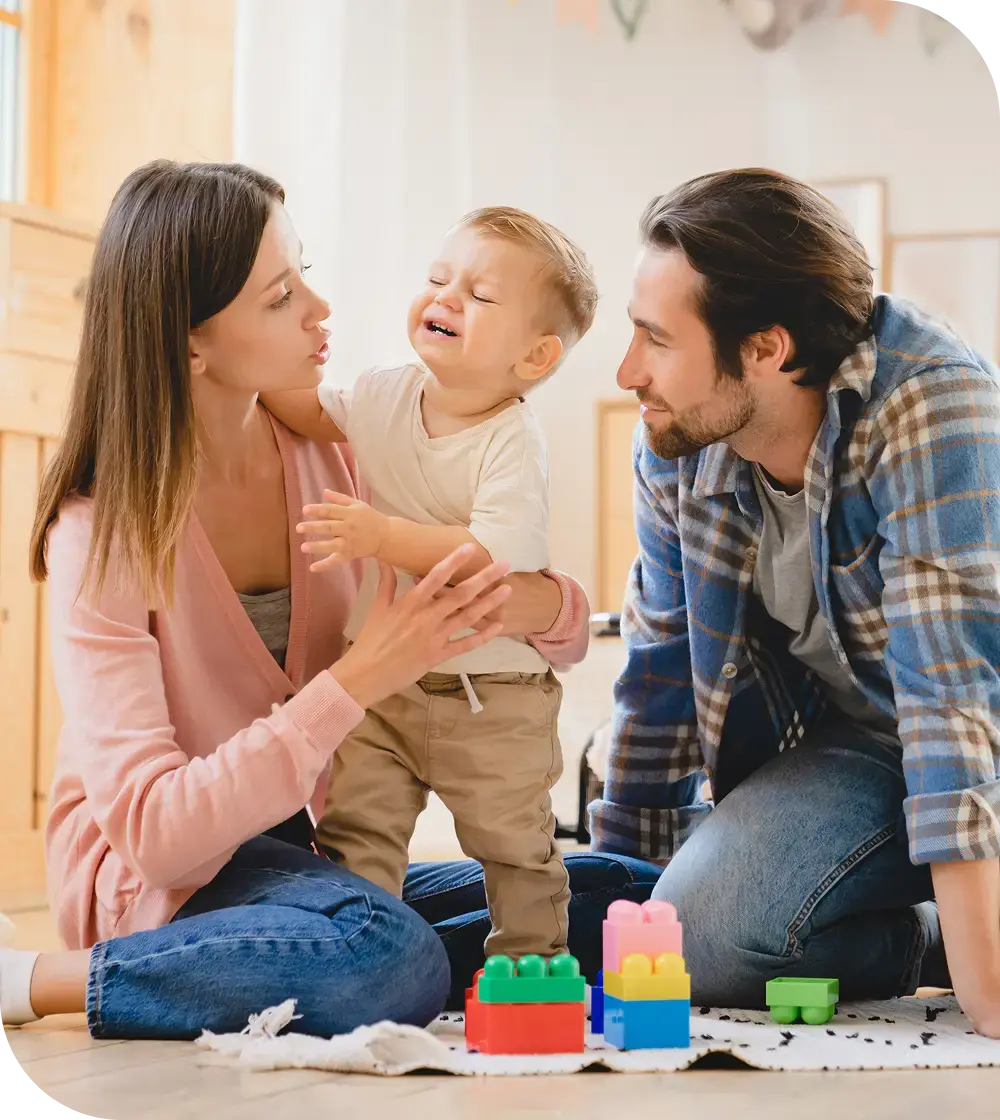 Майка и баща успокояват дете