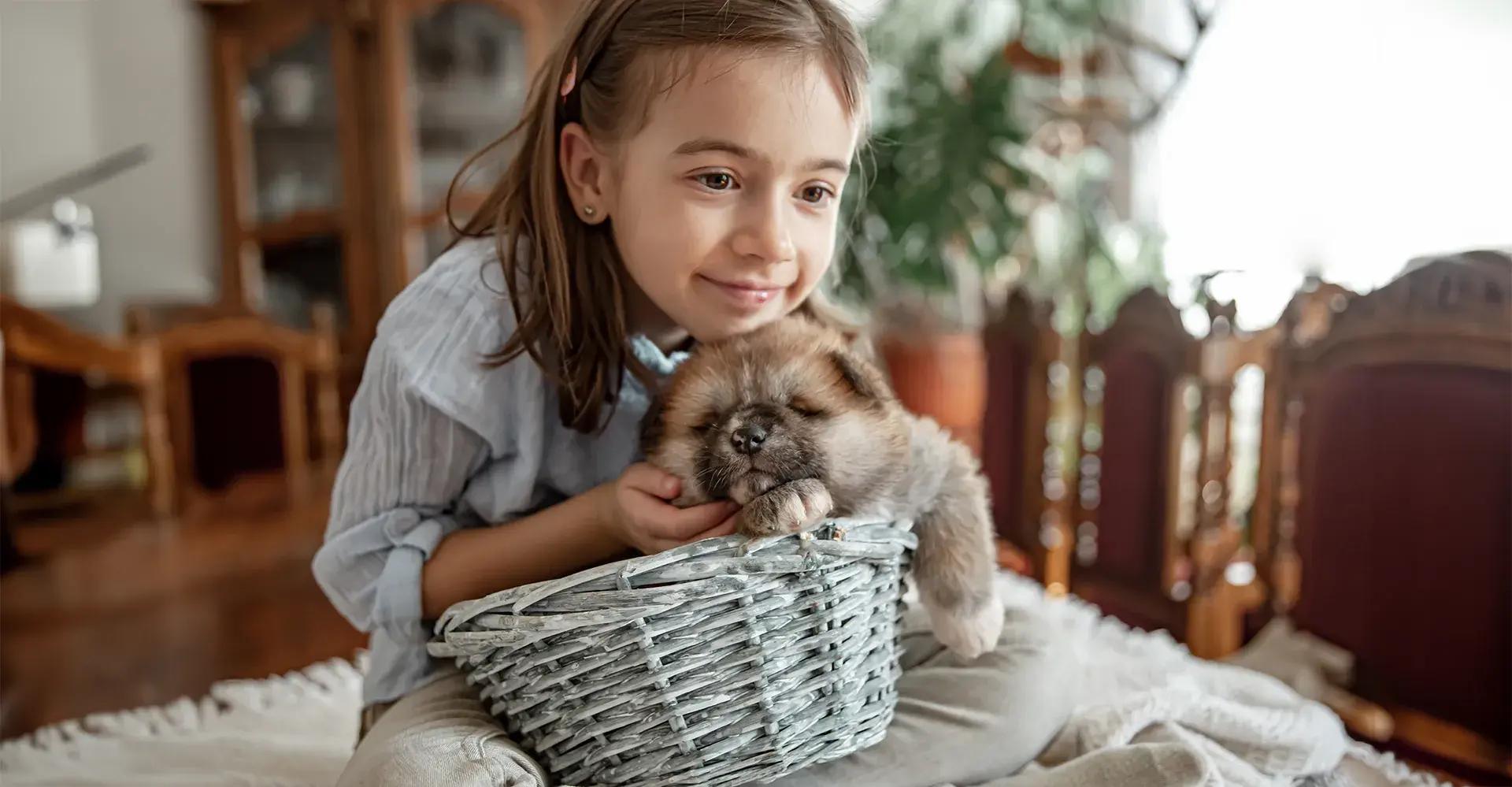 момиче гушка кученце