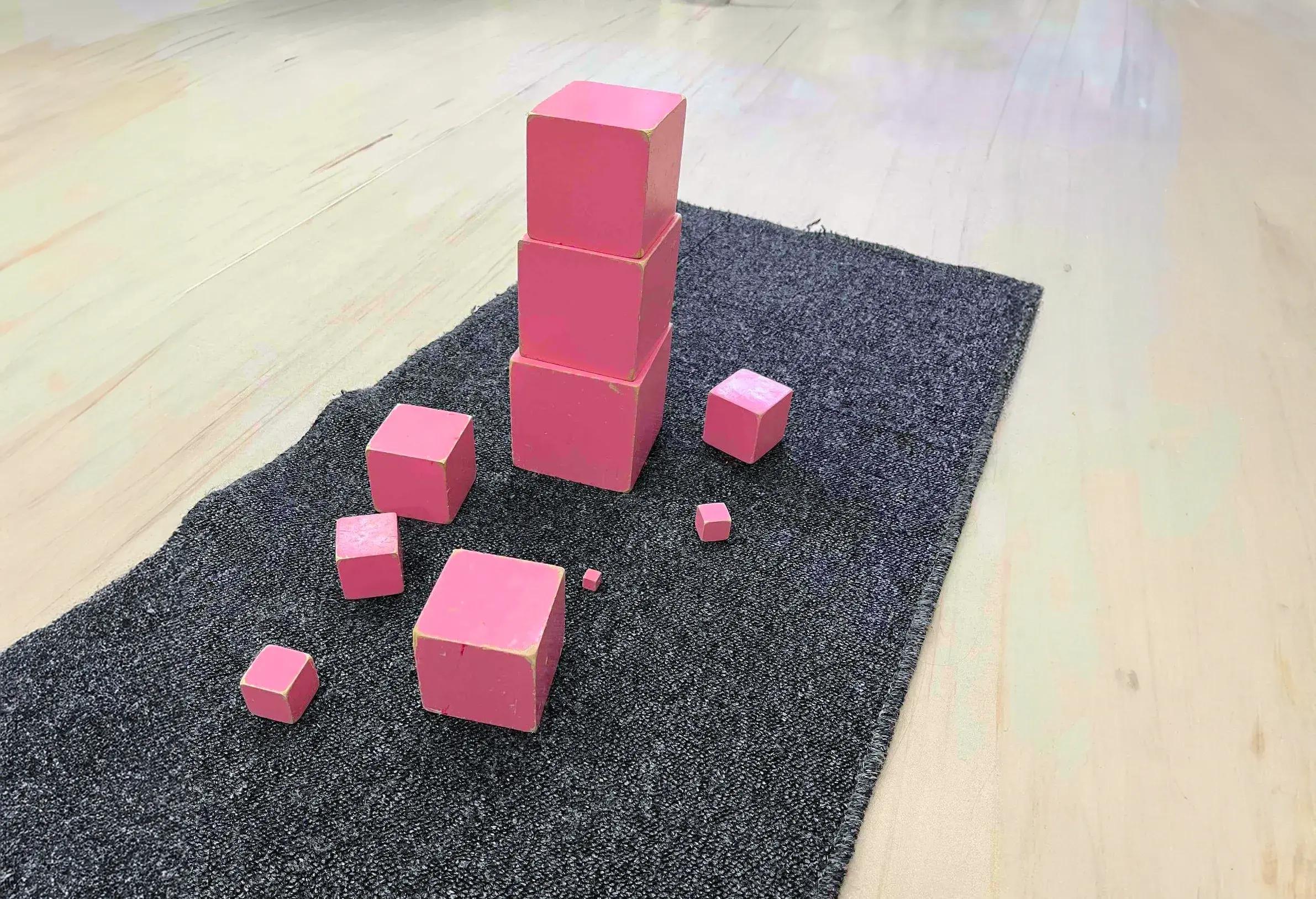 три розови кубчета подредени като кула