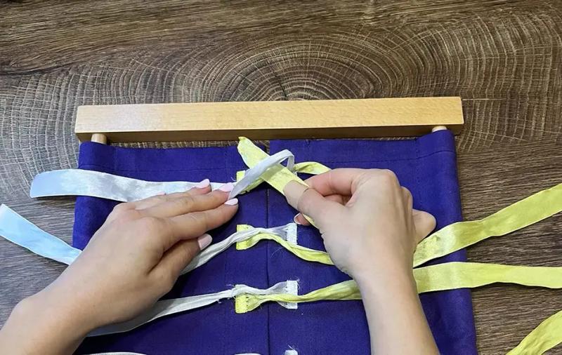 рамка за завързване с лилав плат и панделки