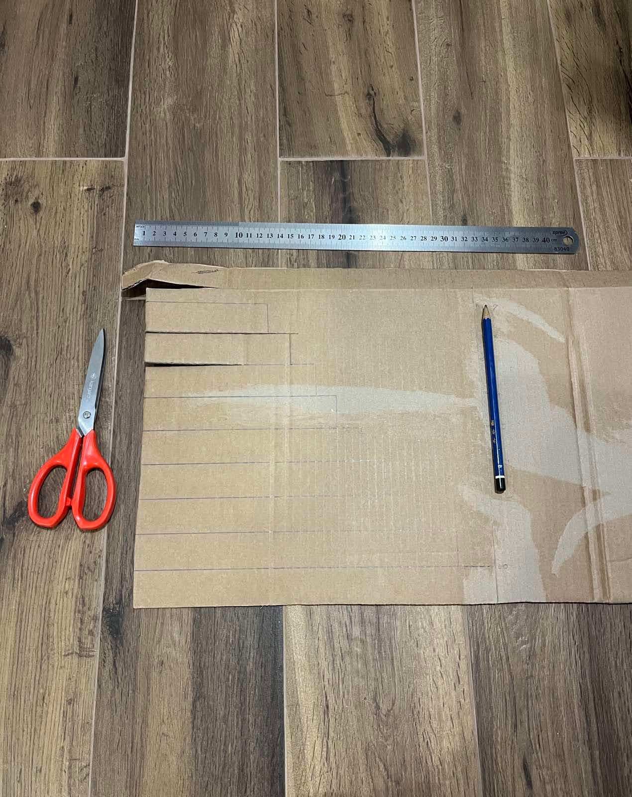 картон, ножица, молив и линия