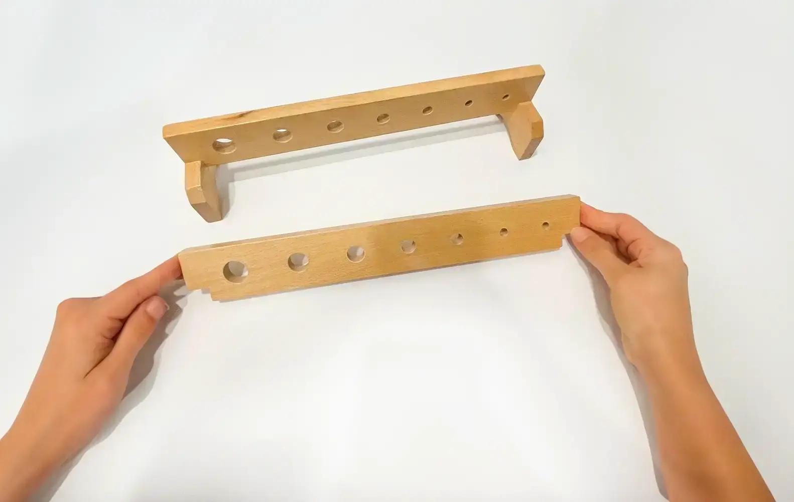 Разглобена дървена монтесори играчка за отвинтване и завинтване на гайки и болтове