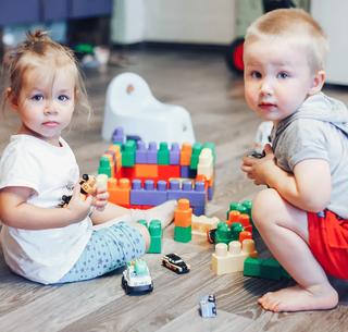 две деца играят с конструктор