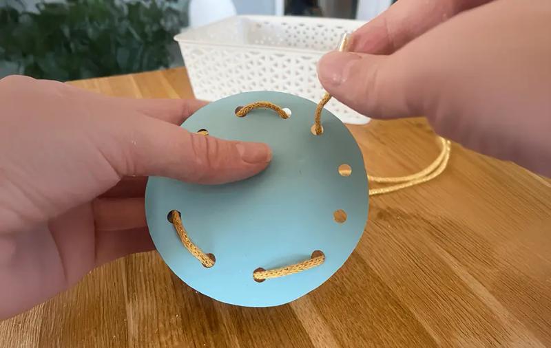 синя кръгла карта за нанизване с връвчица