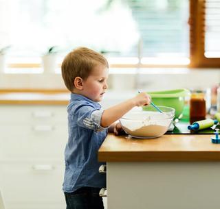 Момченце разбърква с лъжица