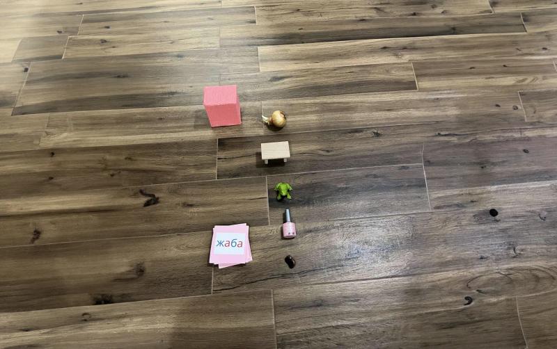 Розова кутия, карти с надписи и подредени предмети