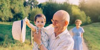 Баба и дядо във възпитанието: любов, граници и родителски авторитет